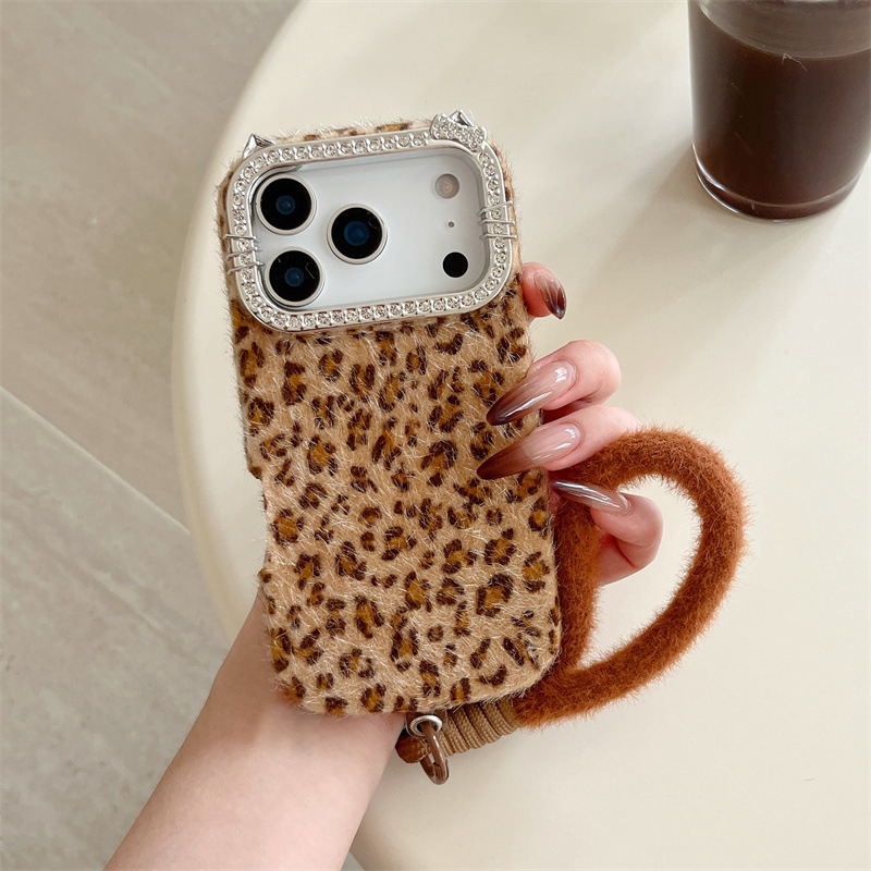 Phone Cases 13 - Luxe diamanten-geïnspireerde luipaardprint pluche telefoonhoesje met